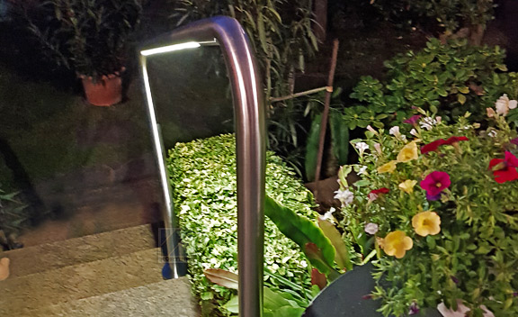 Edelstahl Handlauf mit Beleuchtung von Körting EDELSTAHL - freistehend gebogen für Gartentreppe
