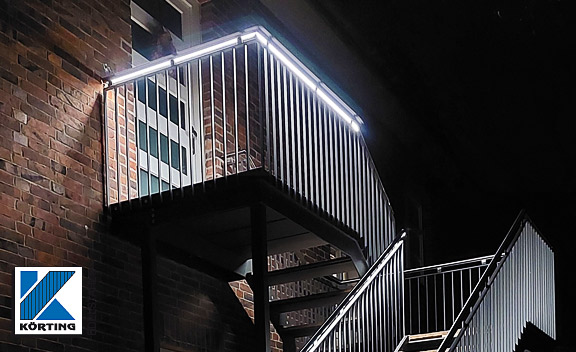 Handlauf aus Edelstahl mit Beleuchtung an einem separatem Treppenaufgang außen